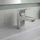 Waschtischarmatur in Chromoptik von Ideal Standard, mit einem klaren Design und einer Hebelbedienung. Montiert auf einer weißen Oberfläche mit Fliesen im Hintergrund.